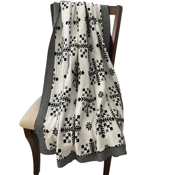 KIRKLANDS THROW Snowflake Reversible Black White Stripe Edges 60” x 56” NWOT - Picture 8 of 9